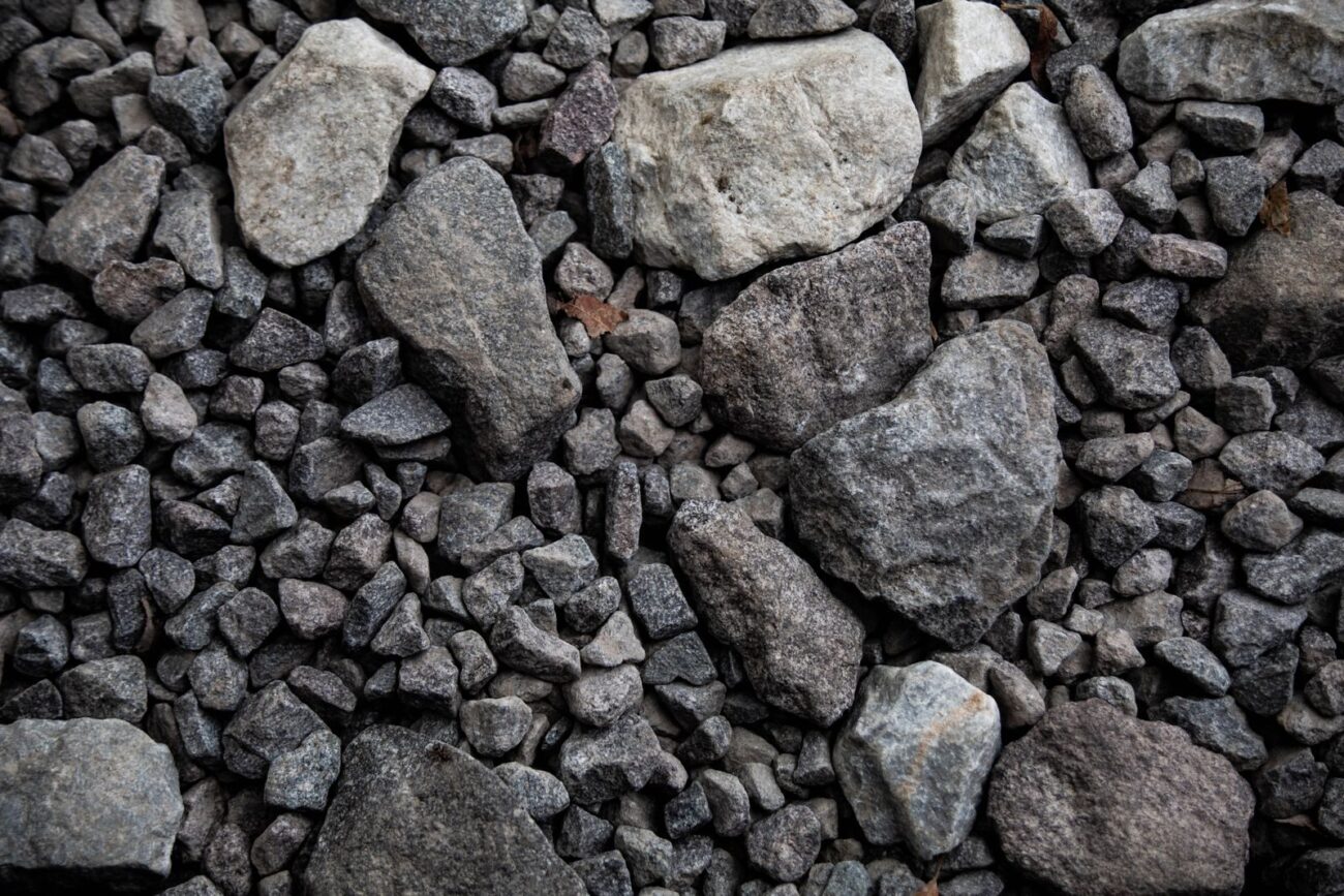 Crushed dark silicate rock in mixed sizes, from coarse stone to fine chippings